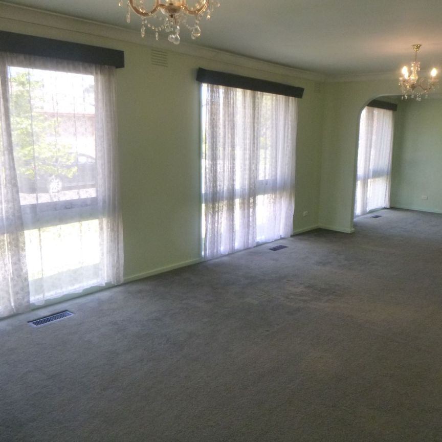 5 BEDROOM HOME WITH TWO ENSUITES - Ducted heating and Evap Cooling - double garage plus a carport and drive through. - Photo 1