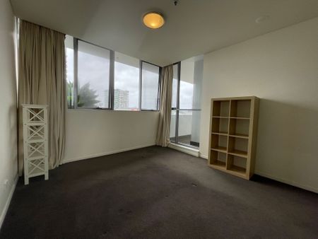 Spacious 2 bedroom apartment with City Views in Emerald Park - Photo 4