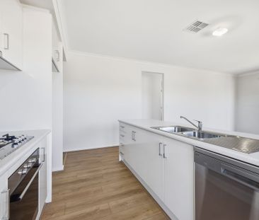 Stunning 4 bedroom home with secondary living and Solar Panels - Photo 2