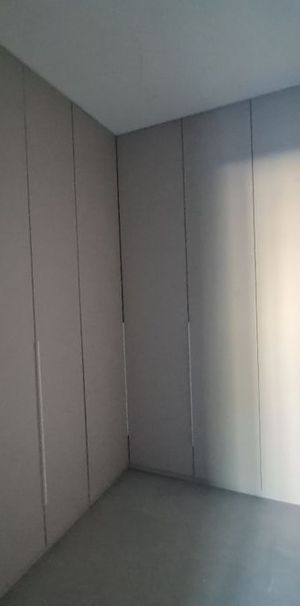 Ριζικά Ανακαινισμένο Διαμέρισμα 80 τ.μ. στην Αγία Βαρβάρα με 3 Καινούργια Κλιματιστικά, Θέα & 2 Λεπτά από το Μετρό, € 830, 80 τ.μ. - Φωτογραφία 1