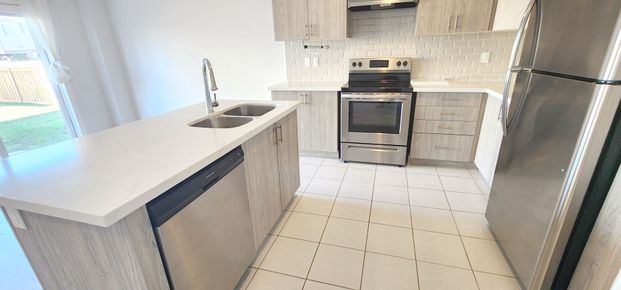 For Lease - 10 pinot Crescent, Hamilton, Ontario - Photo 1