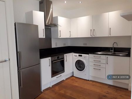 2 bedroom flat to rent - Photo 2