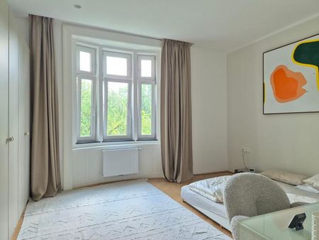 Altbaujuwel auf der Gugl! 143 m² WNFL + 16 m² Balkon, 4 Zimmer, generalsaniert, Küche möbliert! - Photo 2