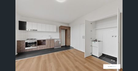 Stunning Two Bedroom Apartment, Close To Everything! - Photo 2