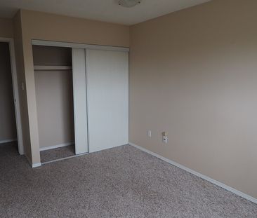 Calling All Nurses!! 2 Bedroom Unit Across the Hospital!! - Photo 3