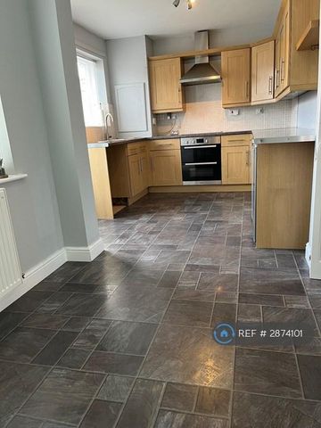 3 bedroom semi-detached house to rent - Photo 5