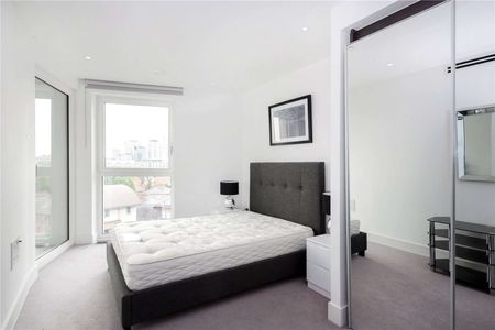 A beautifully appointed, one bedroom apartment situated within this modern development located in the heart of Blackfriars Circus, Southwark. - Photo 3