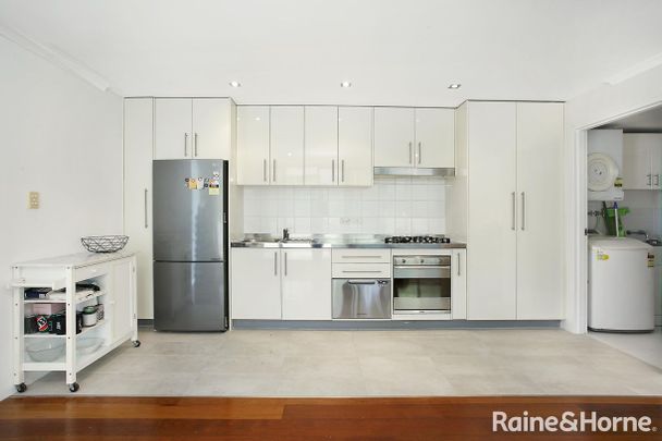 Peaceful, leafy & convenient location - Photo 1