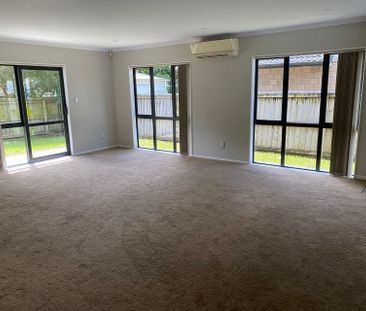 Spacious 5BR Home on Te Atatu Rd - Photo 2