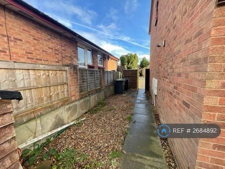 3 bedroom semi-detached house to rent - Photo 2