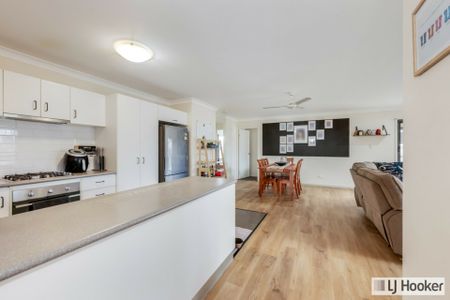Spacious 4-Bedroom Family Home in Moore Park Beach - Photo 3