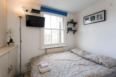 BILLS INCLUDED - Studio to rent in Earls Court, London SW5 - Photo 2