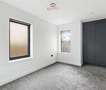 Bullsmoor Lane, Enfield, EN3 - Photo 2