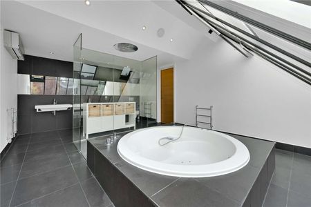 Gated, contemporary 5 bedroom family home, offering spacious accommodation with lots of natural light in a desirable residential road. - Photo 5