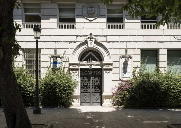 Elegant 4-bedroom furnished apartment for rent in the city centre of Vigo, Pontevedra