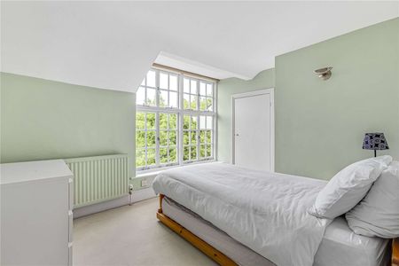 SHORT LET - A superb 7 double bedroom period house with direct access to the river, a 120ft mooring and fabulous views. - Photo 3