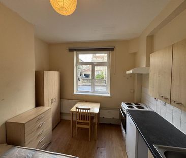 1 bedroom bedsit to rent - Photo 2
