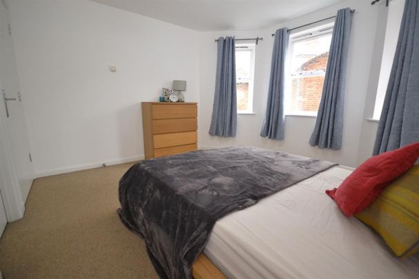 2 bedroom Flat To Let - Photo 1