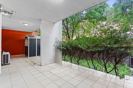 Ground Floor Full-Brick Apartment With Private Courtyard - Photo 5