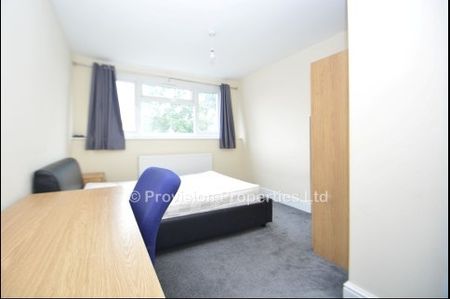 7 Bed Student Properties in Leeds - Photo 4