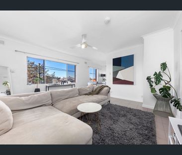 Modern, Sunny Top Floor Two Bedroom Apartment - Photo 1