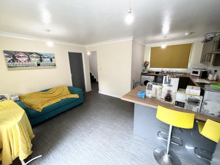 1 bedroom in a house share to rent - Photo 2