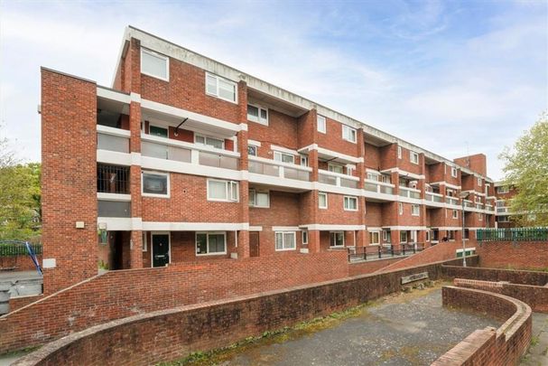 Clendon Way, SE18, London - Photo 1