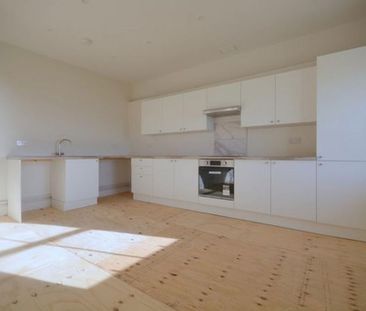 3 bedroom flat to rent - Photo 4