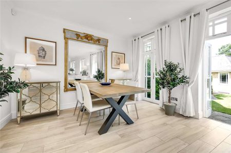 Inspired by the Bath Royal Crescent, a truly celestial gated development of classically-styled townhouses set in beautiful parkland, one mile from Weybridge High street. - Photo 3