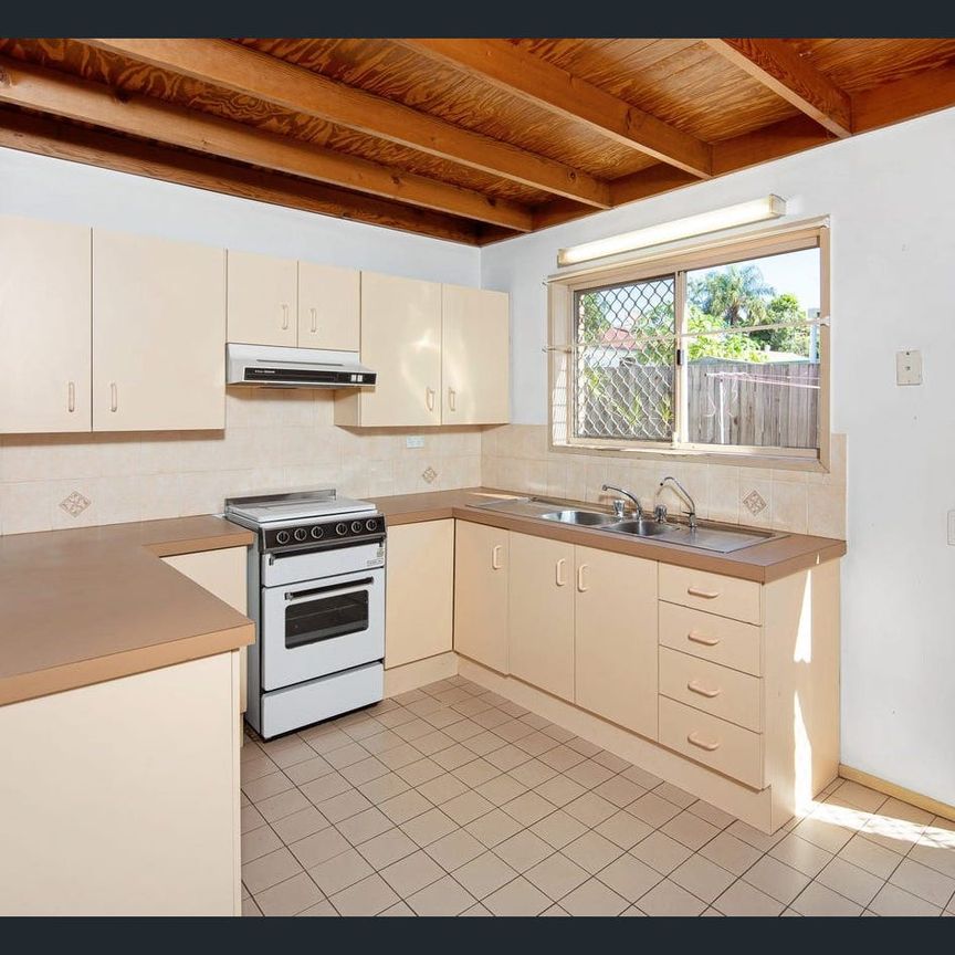 Space, Comfort & Convenience – Discover This Loganlea Gem! - Photo 1