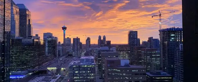 2BED 1BATH, FULLY FURNISHED ALL UTILITIES INC. STUNNING MOUNTAIN AND TOWER VIEWS | 1010 6th St SW, Calgary - Photo 1