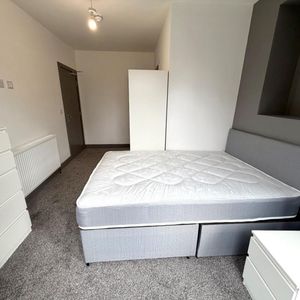 1 bedroom Flat To Let - Photo 2