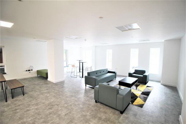 London Road, Crawley - Photo 1