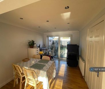 3 bedroom semi-detached house to rent - Photo 5