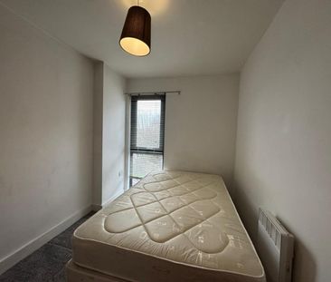 3 bedroom Flat To Let - Photo 5