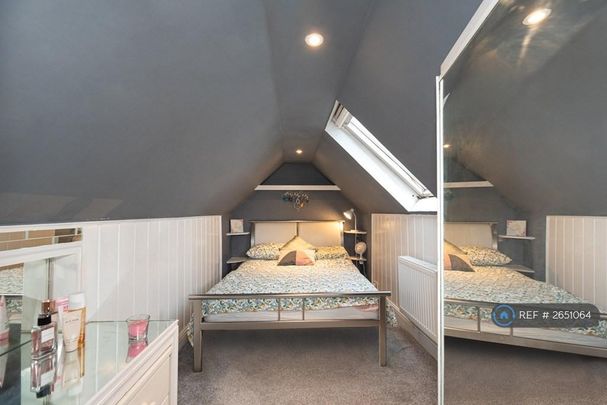 4 bedroom semi-detached house to rent - Photo 1