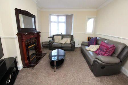 RM1, Eastern Avenue East, Romford - Photo 3