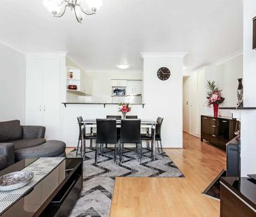 Spacious split level penthouse apartment in Kogarah CBD - Photo 3