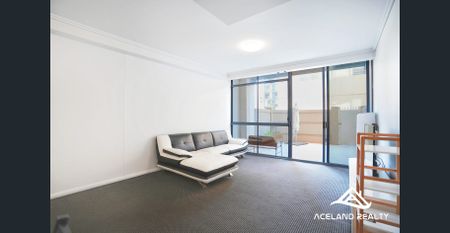 Fully Furnished Split Level 2 Bed - Photo 2