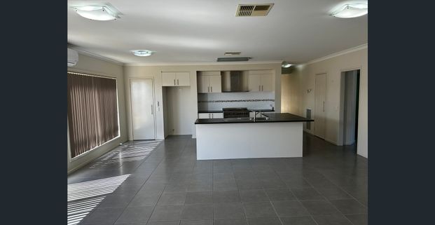 Large family / Executive Home Wodonga - Photo 1