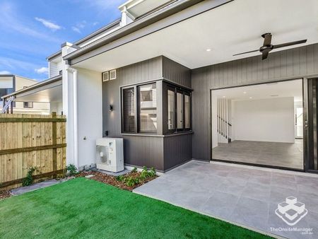 3 bedroom + MPR Terrace Home Offering Modern Comforts! - Photo 4