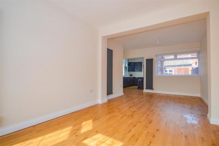 3 bedroom semi-detached house to rent - Photo 2