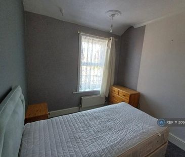 1 bedroom in a house share to rent - Photo 3