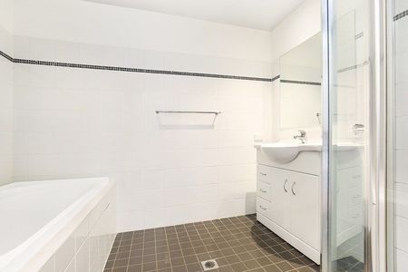 Comfortable unit in a convenient location - Photo 3