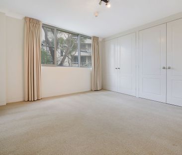 Spacious 2 Bedroom Light & Airy Apartment with Parking - Photo 3