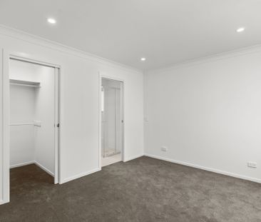 BRAND NEW MODERN AND STYLISH TOWNHOUSE - PRIME MOUNT HUTTON POSITION - Photo 2