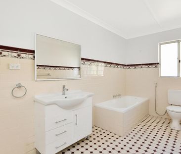 Spacious, Light Filled Three bedroom Apartment - Photo 6