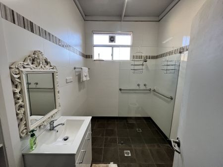 Furnished 3 Bed Apartment - Photo 4