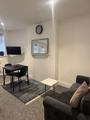 Mixed use to rent - Photo 1