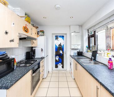 6 bedroom semi-detached house to rent - Photo 1